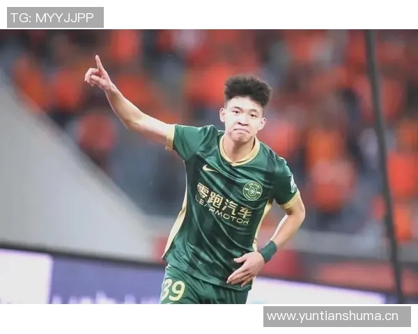 足球明星的崛起与挑战：从绿茵场到全球舞台的奋斗与荣耀
