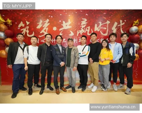 中国足球明星齐聚一堂合影留念展现团结与激情的时刻 中国足球明星齐聚一堂合影留念展现团结与激情的时刻